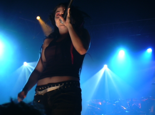 Amy en mi concierto con focos azules.bmp
